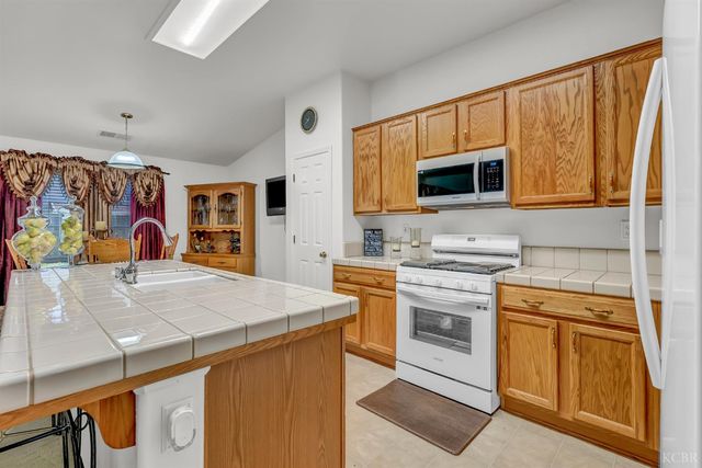 1817 W Picadilly Lane, Hanford, CA 93230