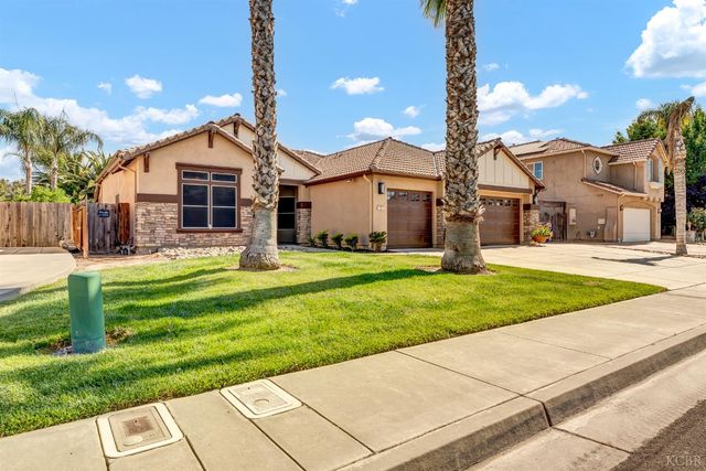 1817 W Picadilly Lane, Hanford, CA 93230