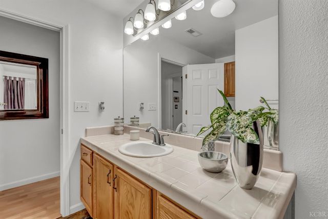 1817 W Picadilly Lane, Hanford, CA 93230