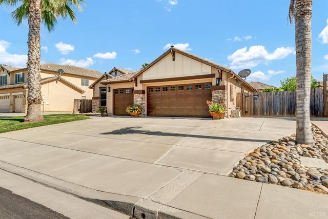 1817 W Picadilly Lane, Hanford, CA 93230