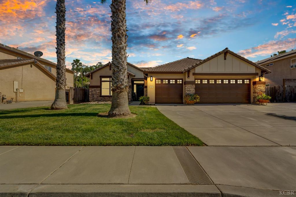 1817 W Picadilly Lane, Hanford, CA 93230