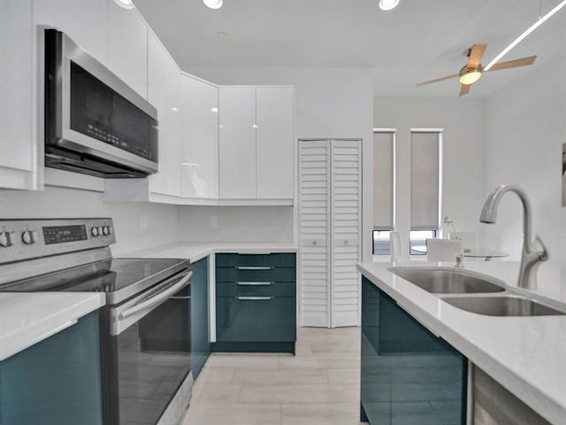 703 SE 16th Ct, Fort Lauderdale, FL 33316