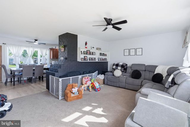 28 ORCHARD LN, Levittown, PA 19055