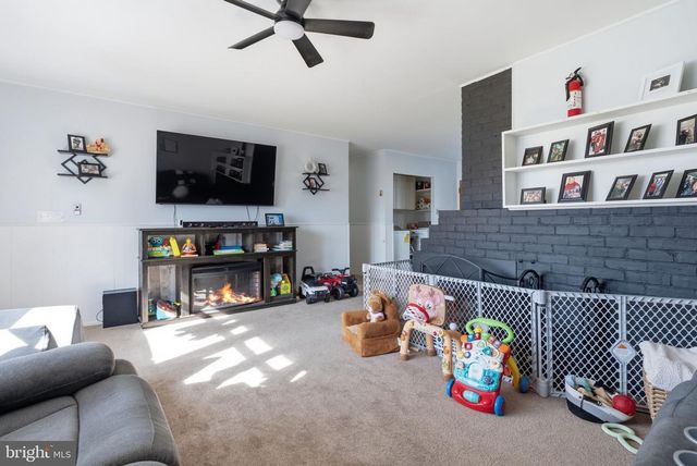28 ORCHARD LN, Levittown, PA 19055