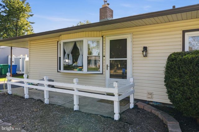 28 ORCHARD LN, Levittown, PA 19055
