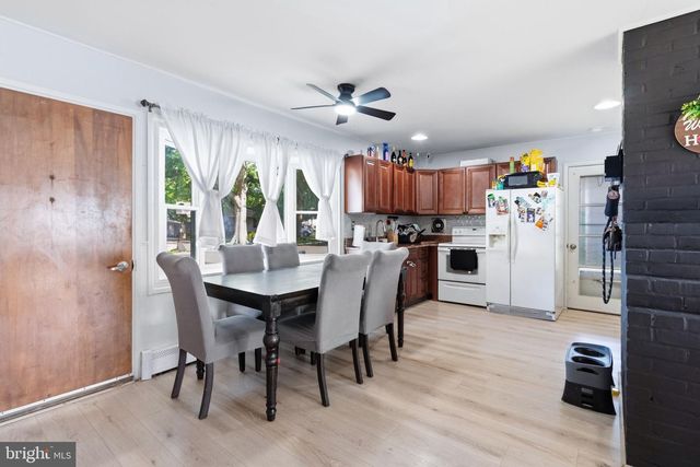 28 ORCHARD LN, Levittown, PA 19055
