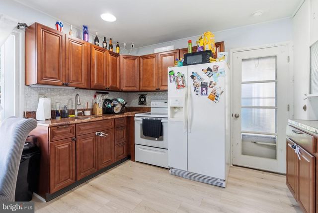 28 ORCHARD LN, Levittown, PA 19055