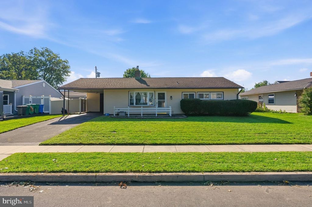 28 ORCHARD LN, Levittown, PA 19055