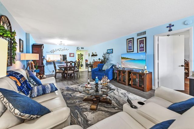 4725 LUCERNE LAKES Boulevard E 202, Lake Worth, FL 33467