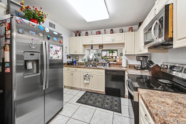 4725 LUCERNE LAKES Boulevard E 202, Lake Worth, FL 33467