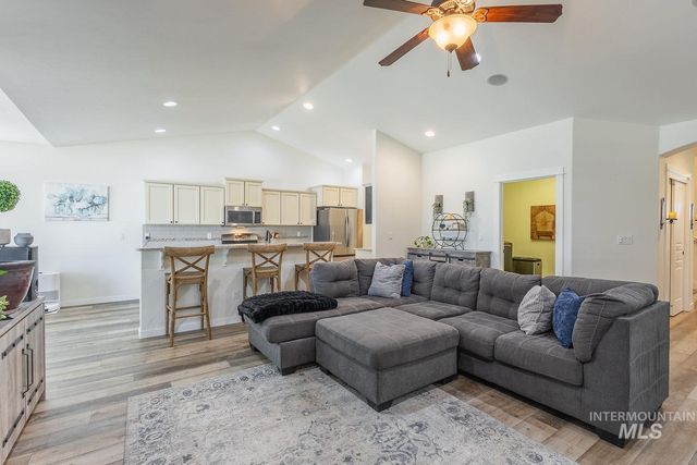 1332 W Raelin Dr, Nampa, ID 83686