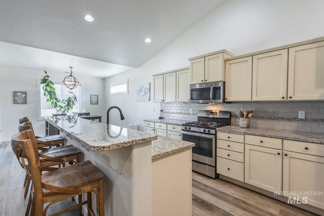 1332 W Raelin Dr, Nampa, ID 83686