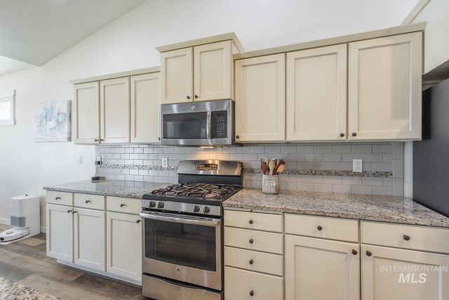 1332 W Raelin Dr, Nampa, ID 83686