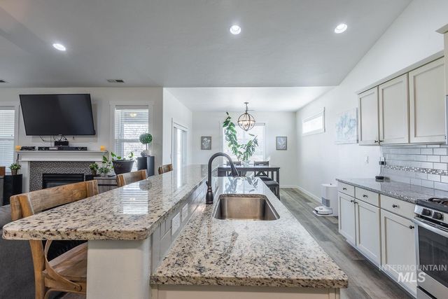 1332 W Raelin Dr, Nampa, ID 83686