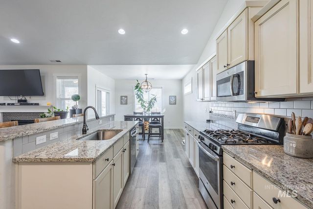 1332 W Raelin Dr, Nampa, ID 83686