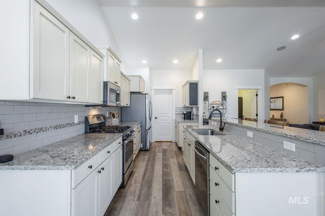 1332 W Raelin Dr, Nampa, ID 83686