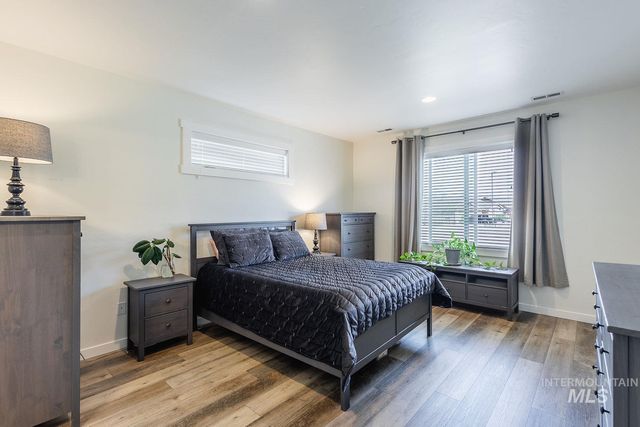 1332 W Raelin Dr, Nampa, ID 83686