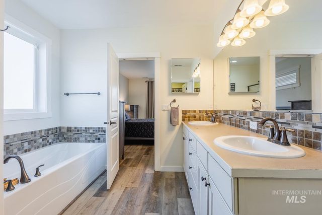 1332 W Raelin Dr, Nampa, ID 83686