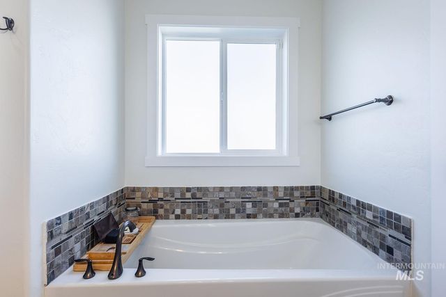 1332 W Raelin Dr, Nampa, ID 83686