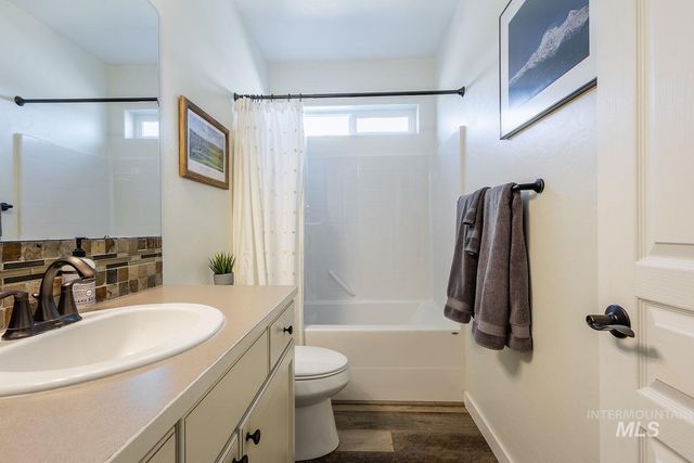 1332 W Raelin Dr, Nampa, ID 83686