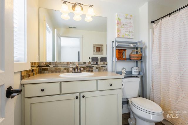 1332 W Raelin Dr, Nampa, ID 83686