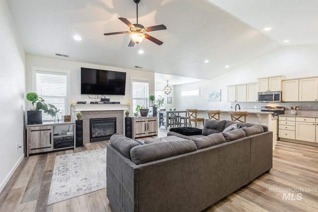 1332 W Raelin Dr, Nampa, ID 83686