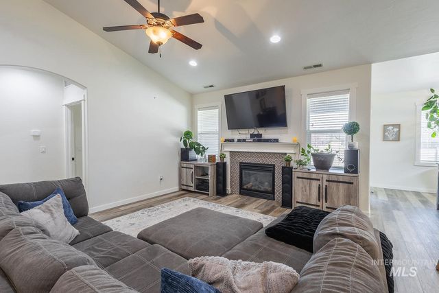 1332 W Raelin Dr, Nampa, ID 83686