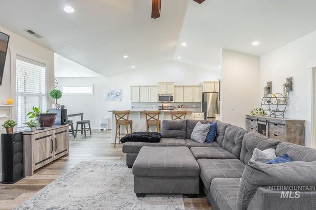 1332 W Raelin Dr, Nampa, ID 83686