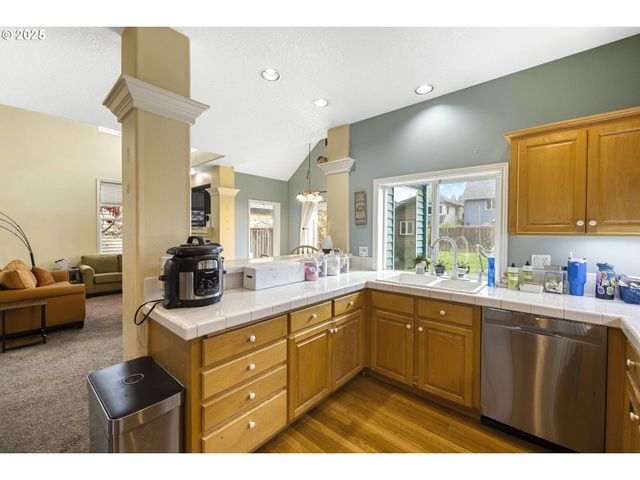 1536 Ne PARKSIDE Dr, Hillsboro, OR 97124