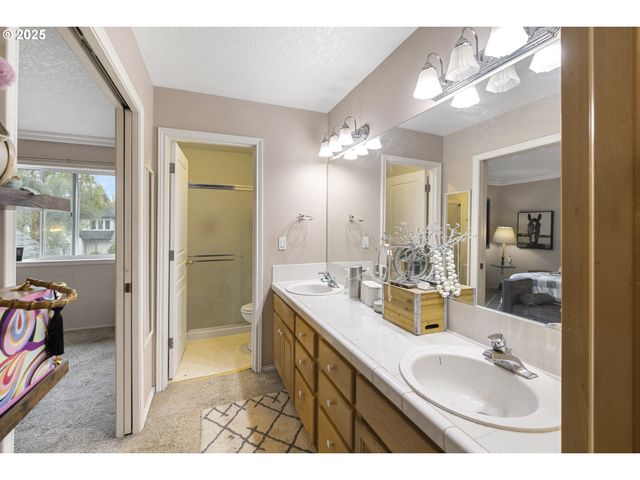 1536 Ne PARKSIDE Dr, Hillsboro, OR 97124