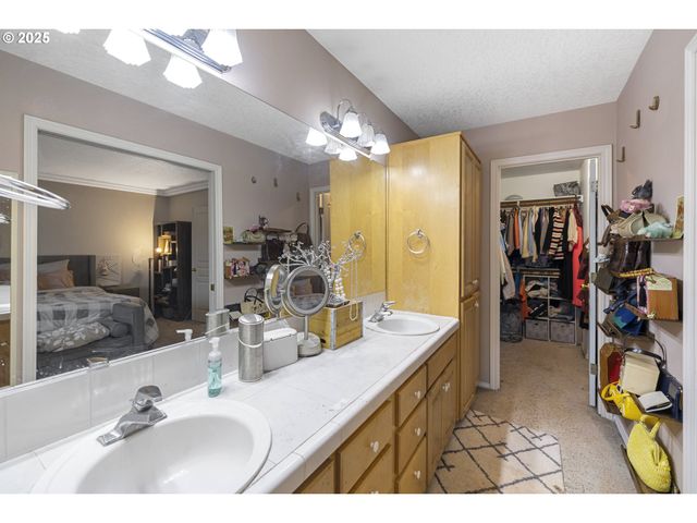 1536 Ne PARKSIDE Dr, Hillsboro, OR 97124