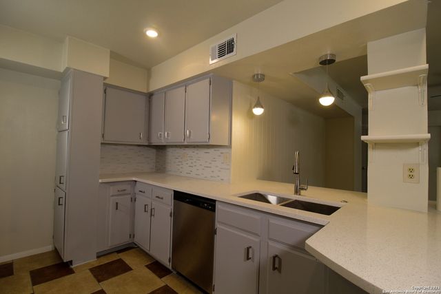 332 E Terra Alta Dr, San Antonio, TX 78209