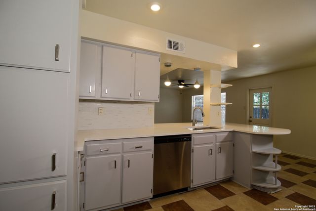332 E Terra Alta Dr, San Antonio, TX 78209