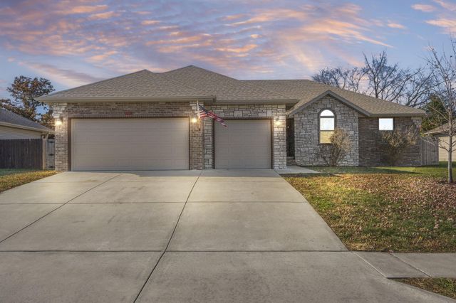 1219 N 10th Avenue, Ozark, MO 65721