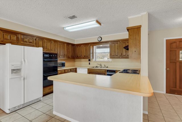 104 Navajo Trail, Gainesville, TX 76240