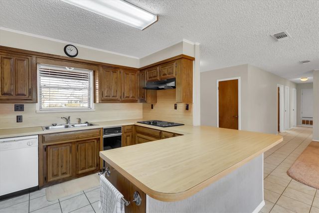 104 Navajo Trail, Gainesville, TX 76240