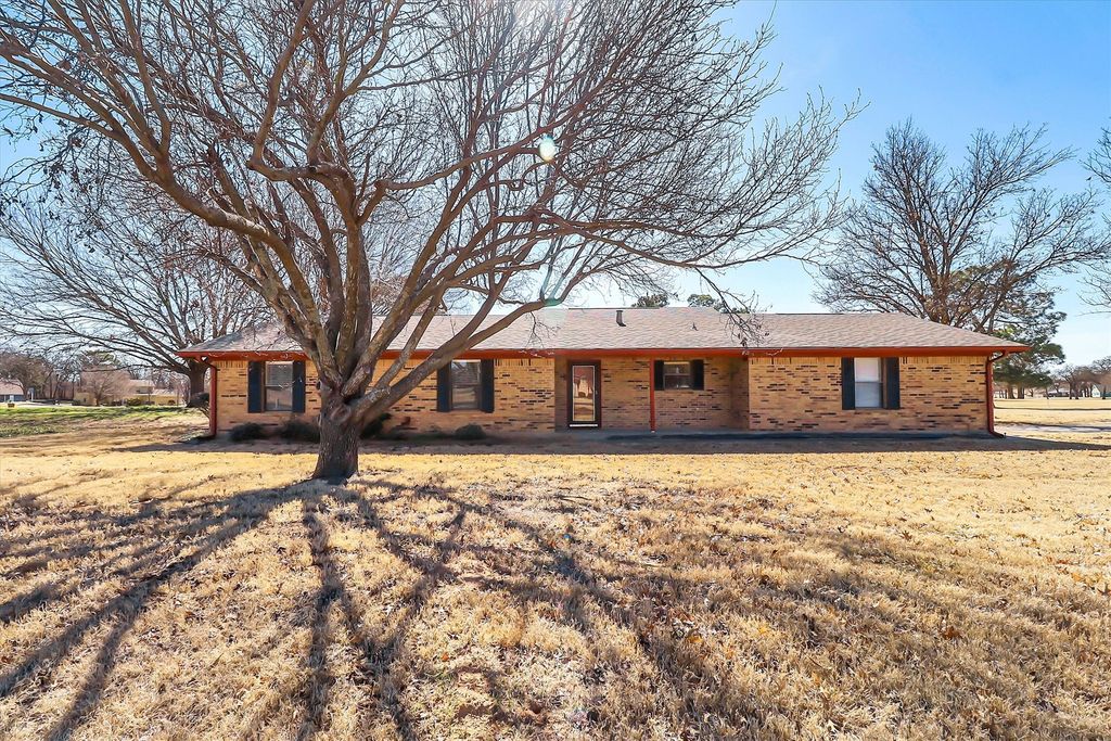 104 Navajo Trail, Gainesville, TX 76240