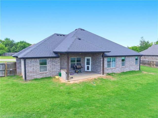 909 Carter Court, Siloam Springs, AR 72761