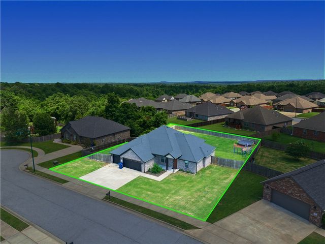 909 Carter Court, Siloam Springs, AR 72761