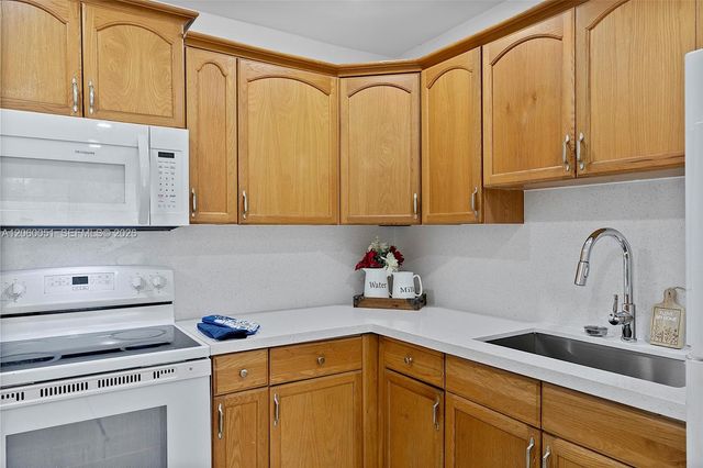 6103 Monroe St, Hollywood, FL 33023