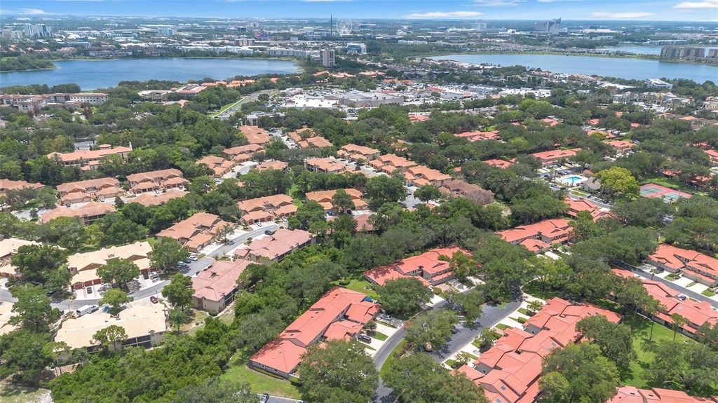 Image 12 of property listing at 7517 FENWICK COVE LANE, Orlando, FL 32819