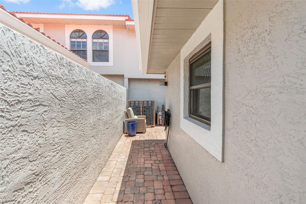 Image 14 of property listing at 7517 FENWICK COVE LANE, Orlando, FL 32819