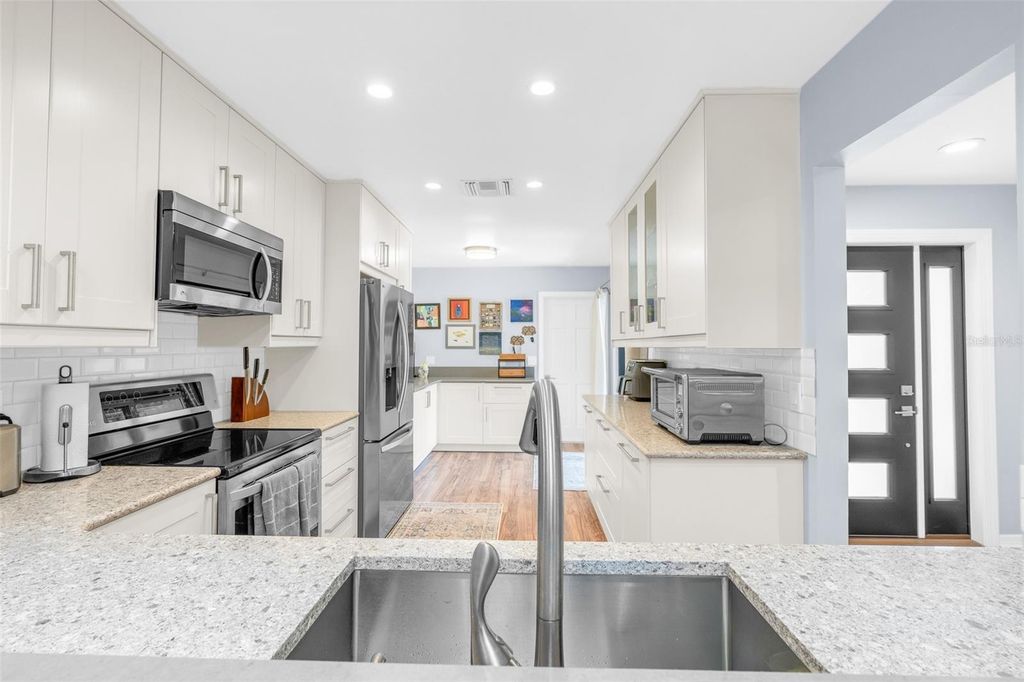 Image 30 of property listing at 7517 FENWICK COVE LANE, Orlando, FL 32819