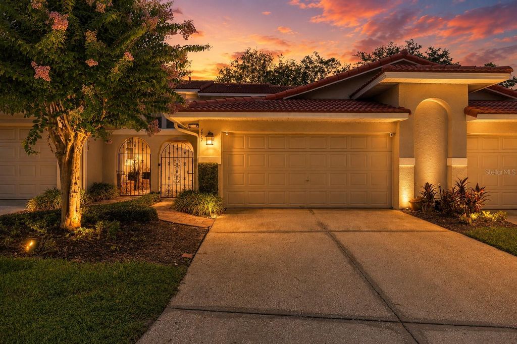 Image 4 of property listing at 7517 FENWICK COVE LANE, Orlando, FL 32819