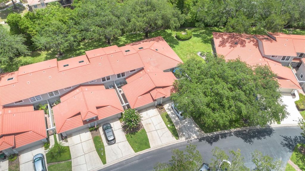 Image 8 of property listing at 7517 FENWICK COVE LANE, Orlando, FL 32819