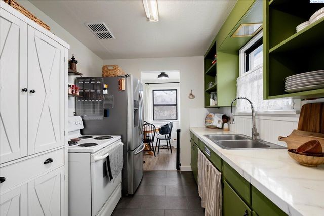 522 N Irving St, Kennewick, WA 99336