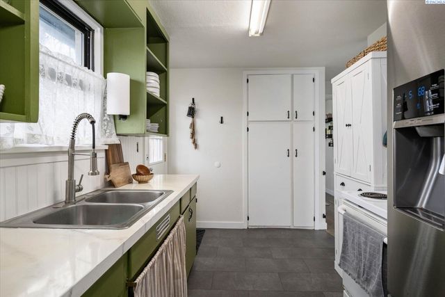 522 N Irving St, Kennewick, WA 99336