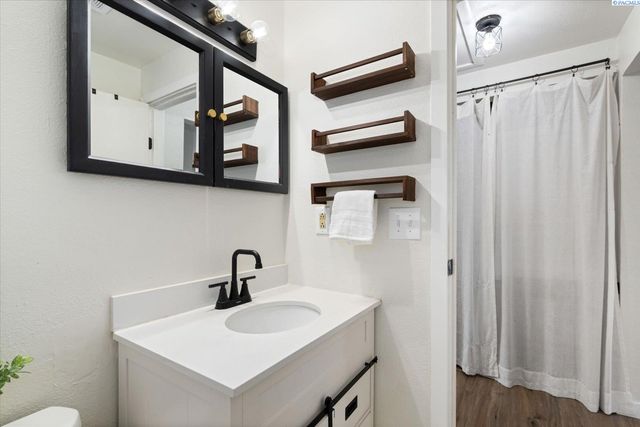 522 N Irving St, Kennewick, WA 99336