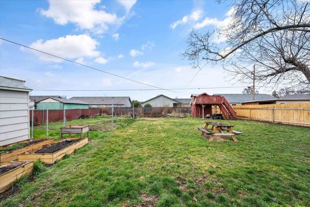 522 N Irving St, Kennewick, WA 99336