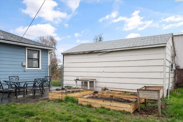 522 N Irving St, Kennewick, WA 99336